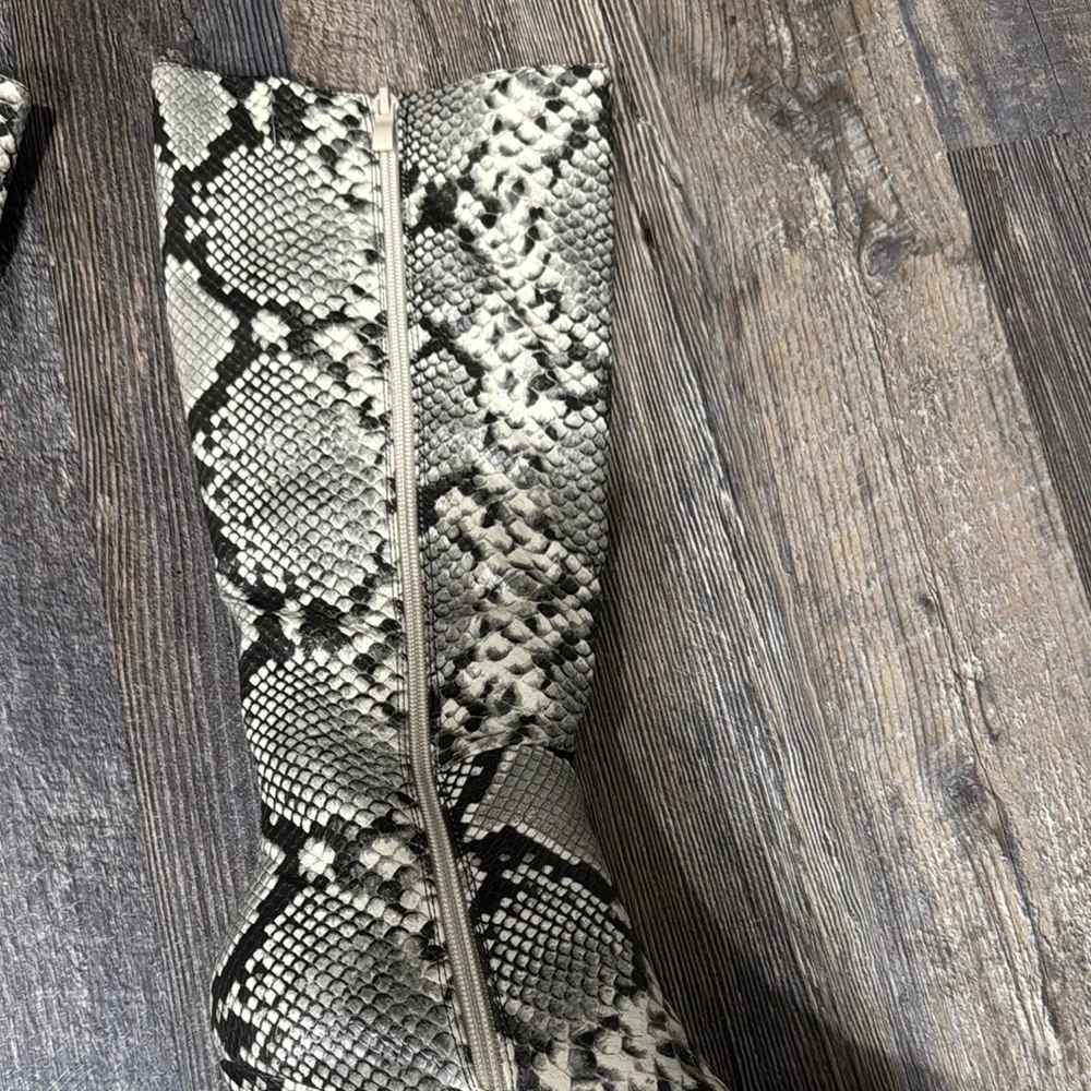 Snakeskin Pattern Knee-High Boots - Picture 3 of 7